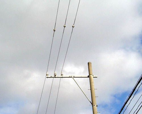 3本の高圧配電線に玉碍子が