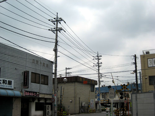 厚木駅の茅ヶ崎寄り、市道の踏切
