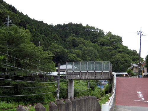 日向和田駅 - 石神前駅間の陸橋