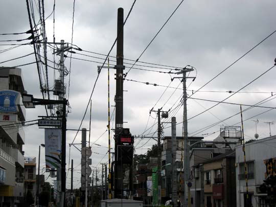 山下駅と宮の坂駅の中間辺りにある踏切