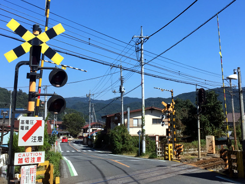 親鼻駅西側の踏切