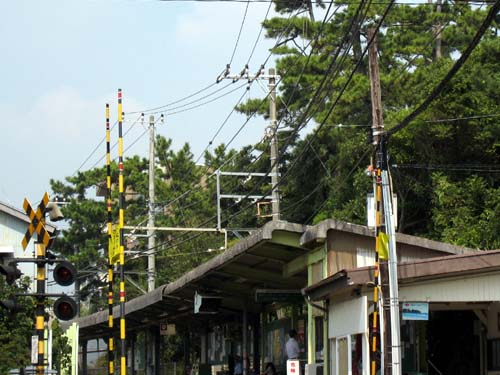 湘南海岸公園駅の上を共用柱で通過