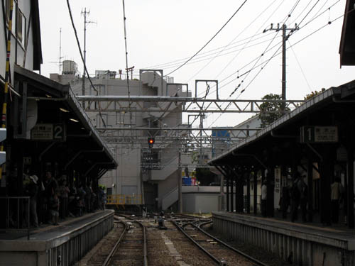 駅舎を通り抜けて斜め横断
