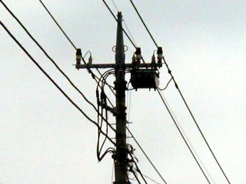 引留めの碍子配置になっているが、電線は通している